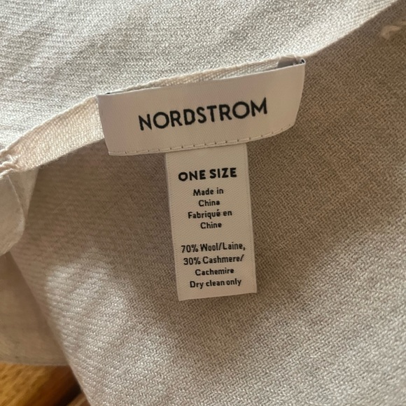 Tissue weight cashmere scarf - Picture 4 of 6